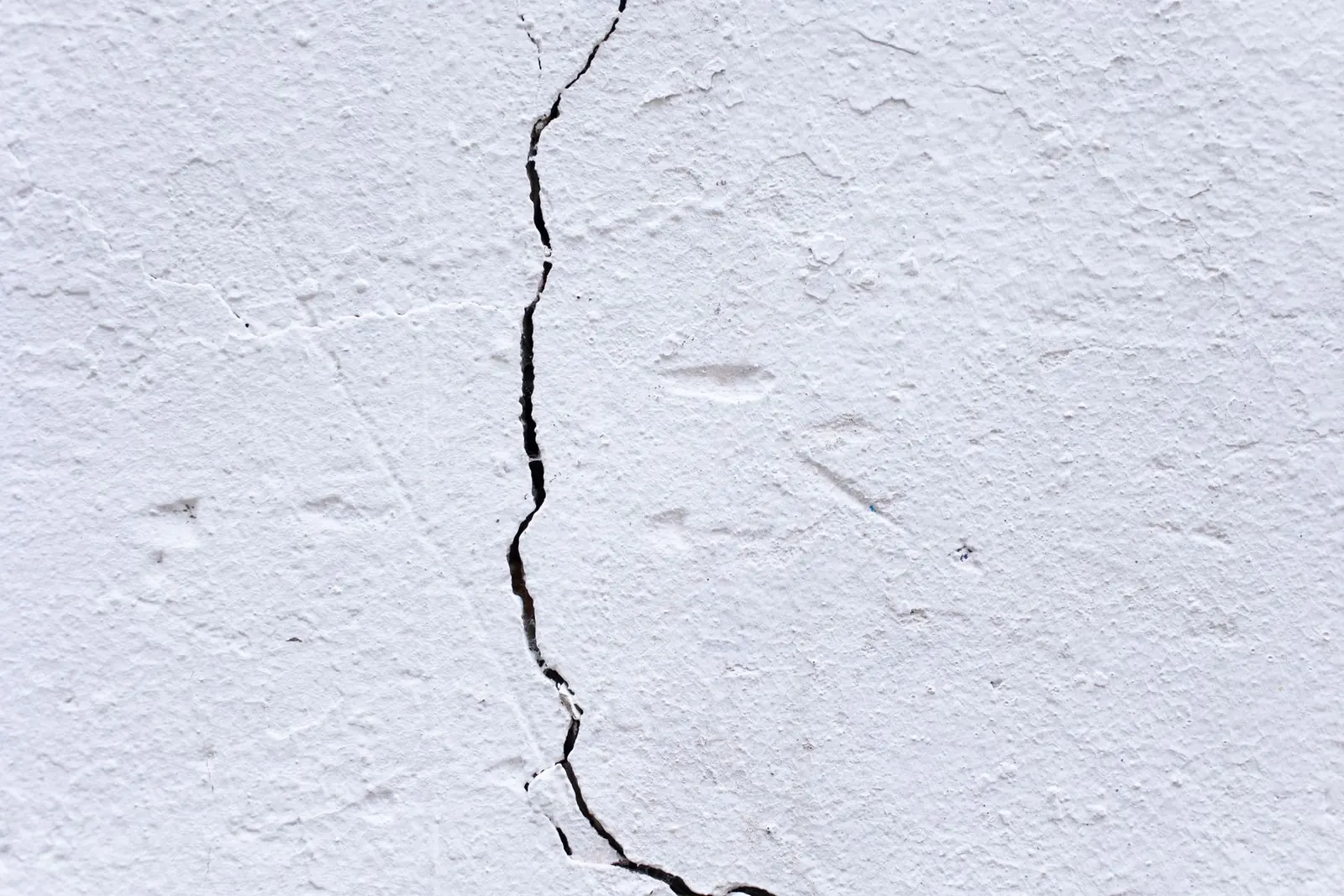 Interior wall crack in an older Sun City, AZ slab home