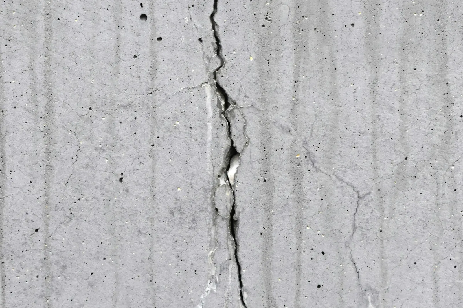 Vertical foundation crack in concrete awaiting crack repair in Peoria, AZ